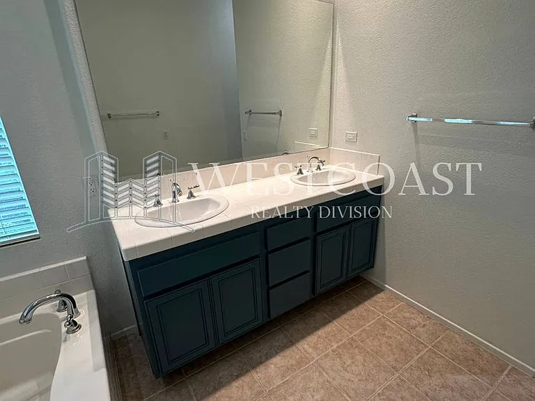 820 Silver Dr — Photo 17
