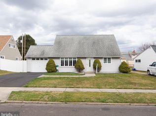24 Macintosh Rd, Levittown, PA 19056