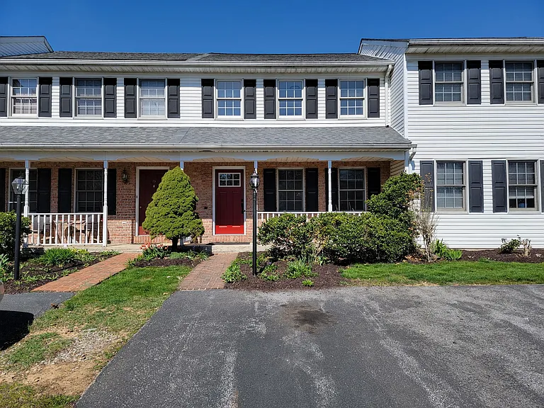 77 Brookfield Rd — Photo 2