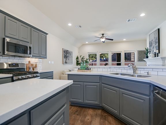 3rd image of 2832 Coral Valley Dr