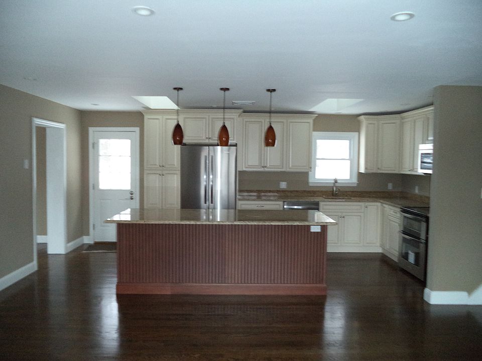 1st image of 34 Tamarack Dr