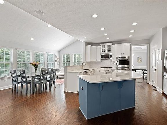 3rd image of 168 Sweetwater Dr