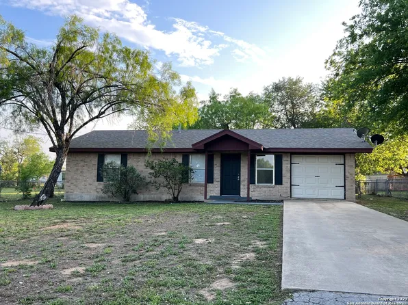 701 ATKINS AVE, Devine, TX 78016