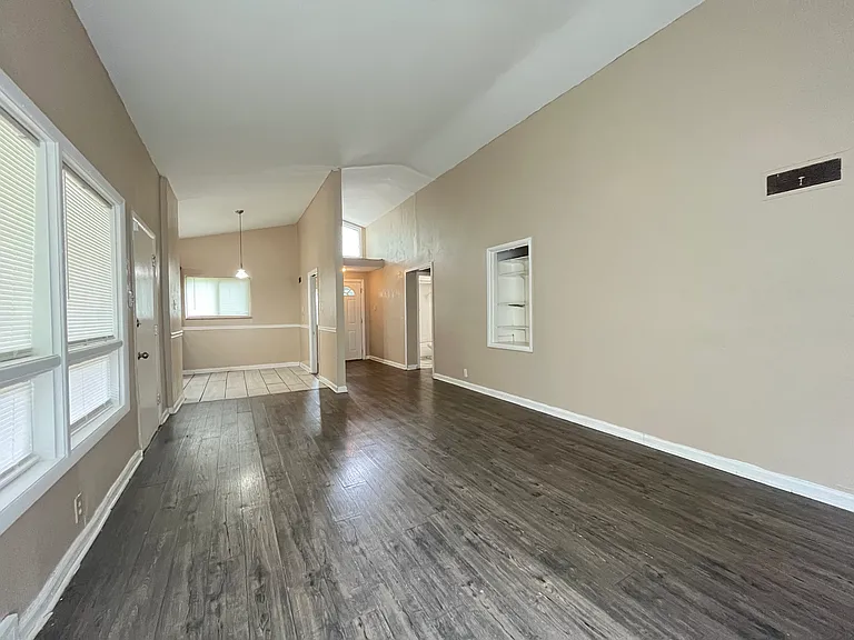 1137 Glenside Ln — Photo 5