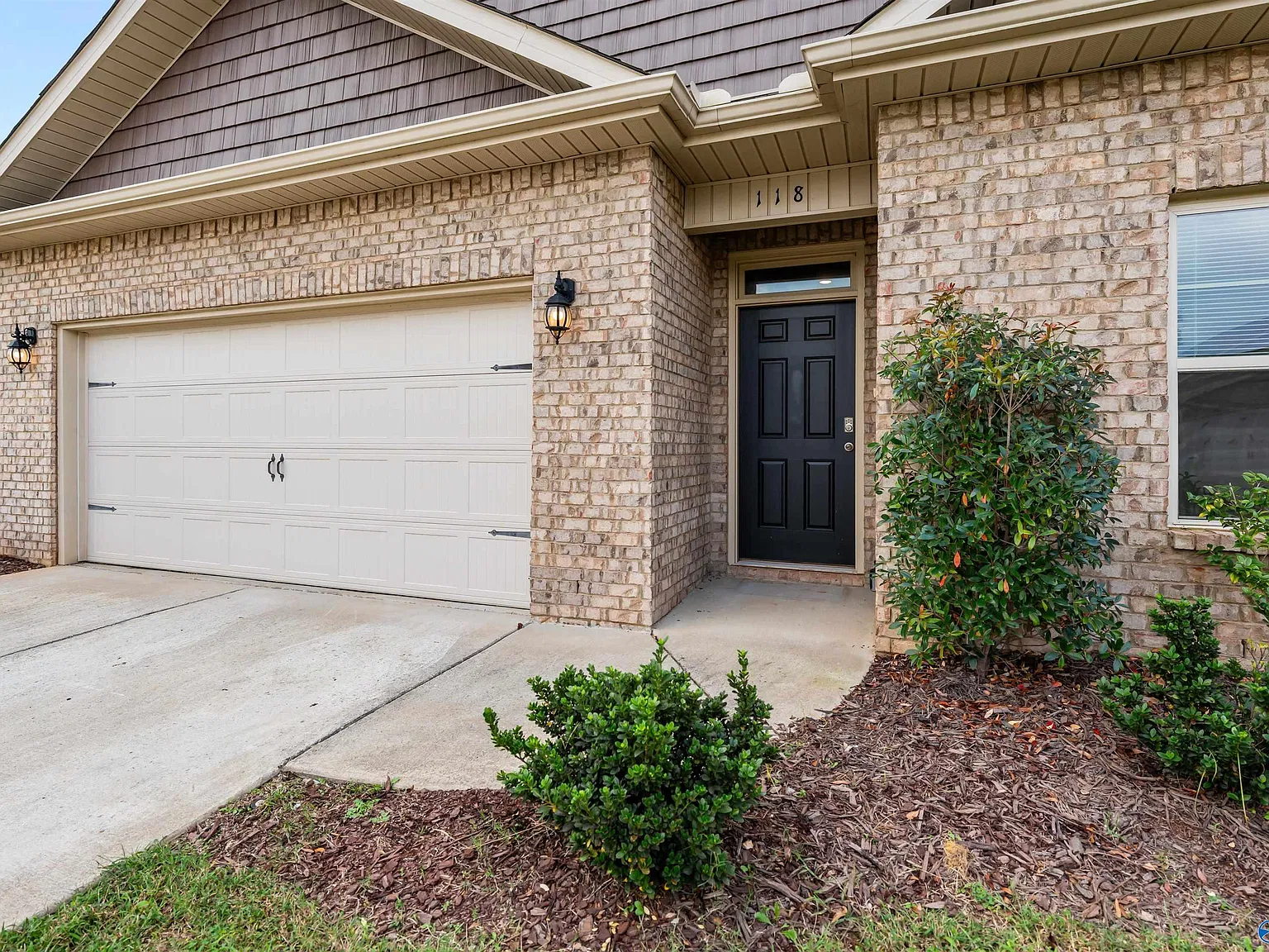 4 bed, 2.0 bath, 1884 sqft, $1,900 — Photo 2