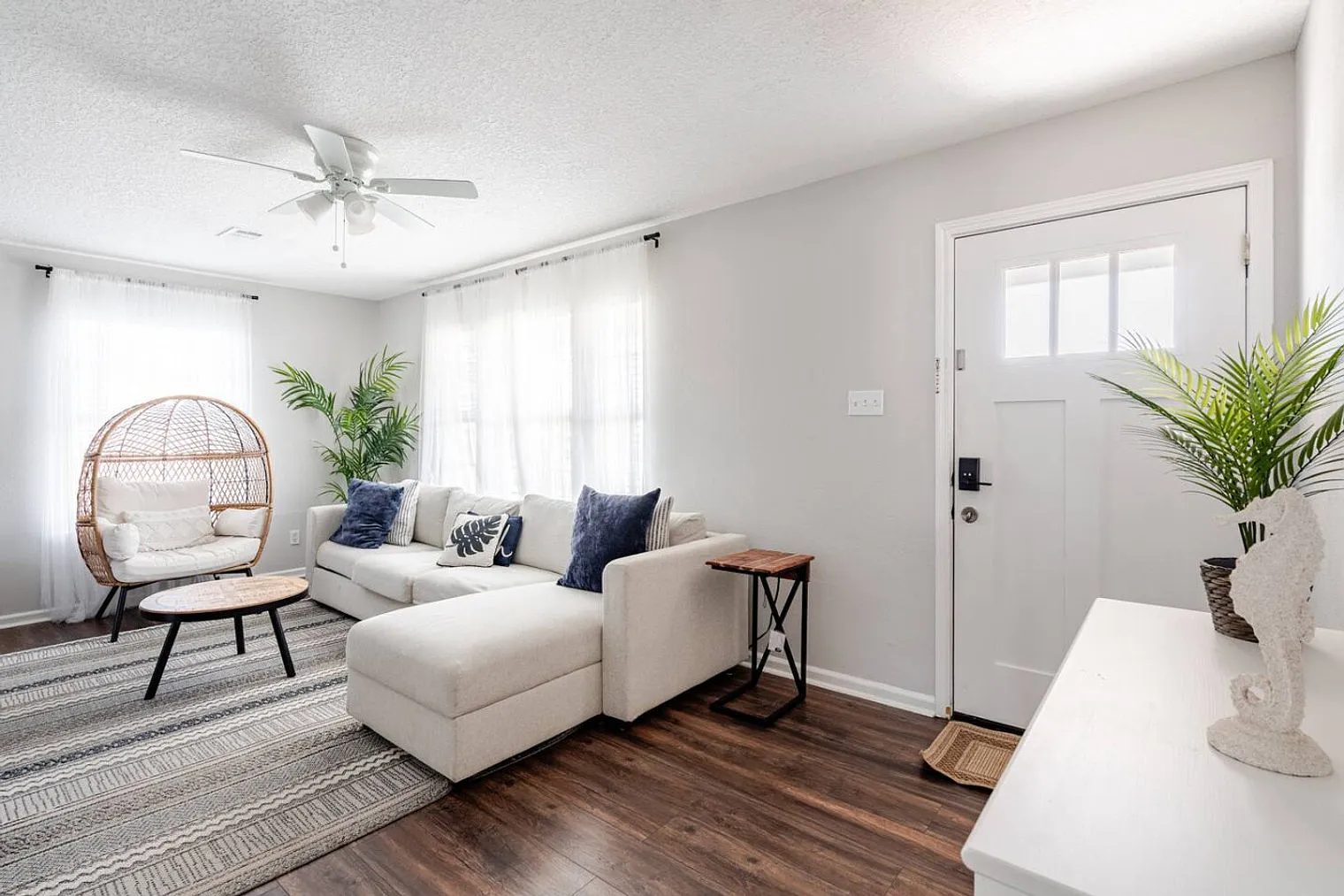 2 bed, 1.0 bath, 1033 sqft, $3,063 — Photo 4