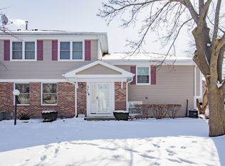 375 Ashwood Ct, Vernon Hills, IL 60061