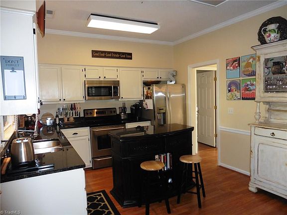 3rd image of 2805 Kingsdale Ct