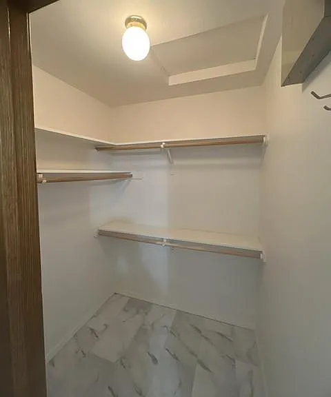 2122 N Clark Ct — Photo 25