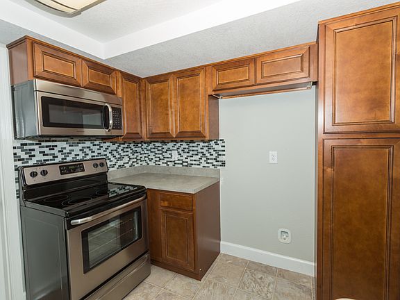 5th image of 1010 Lowry Ave