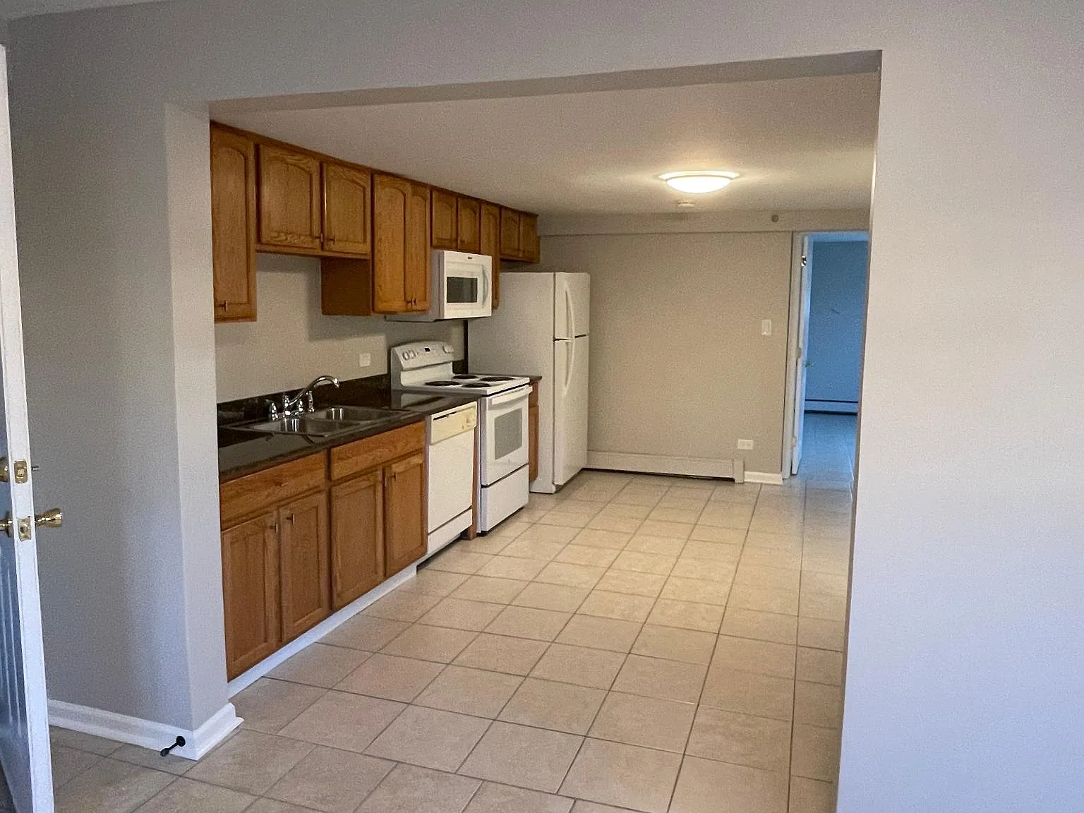 1 bed, 1.5 bath, 650 sqft, $1,200 — Photo 3