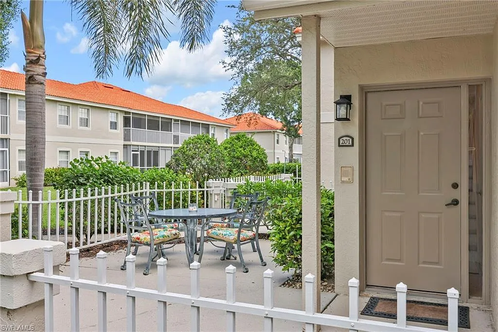 3 bed, 2.0 bath, 1928 sqft, $2,600 — Photo 3