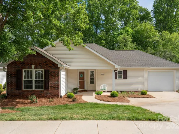212 Oak Village Pkwy, Mooresville, NC 28117