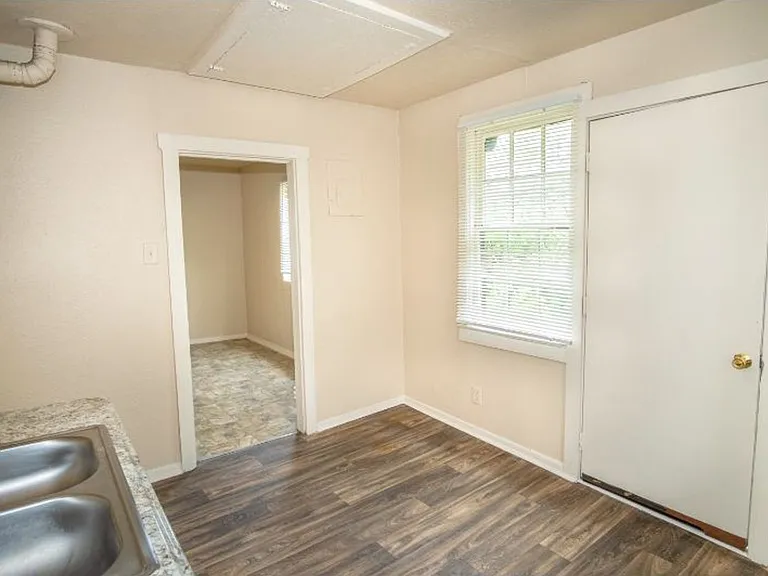 512 Bee St — Photo 7