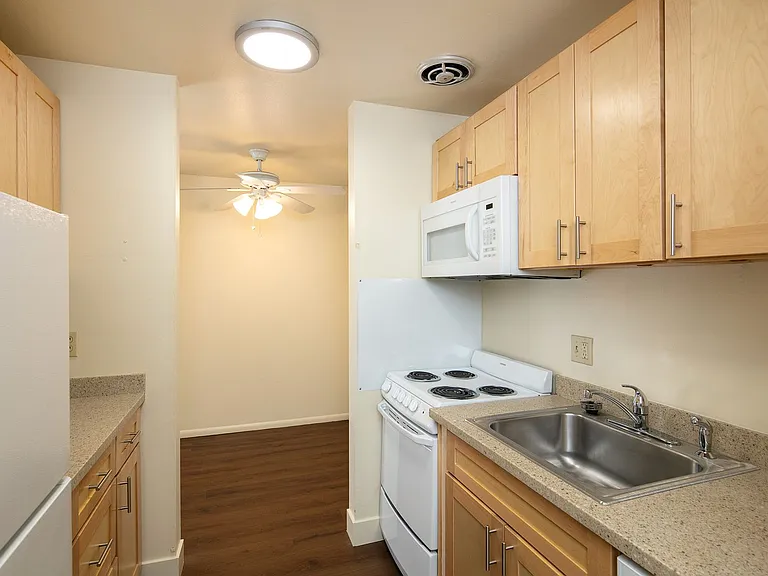 Avante Apartments - Charming, Centrally Located Building with Off Street Parking! — Photo 13