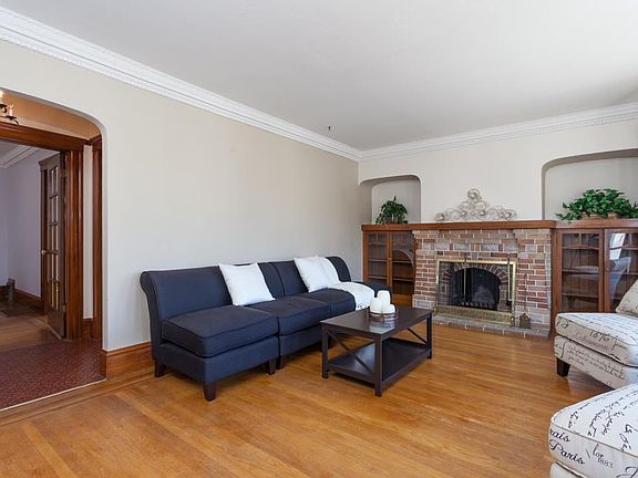 4th image of 833 Edinburgh St