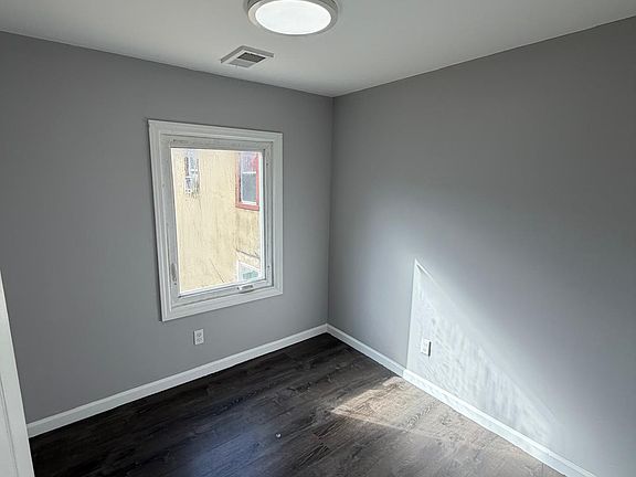 4th image of 318 Pine St Floor 2