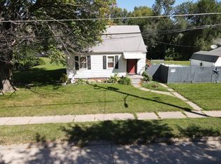 2702 Maury St, Des Moines, IA 50317