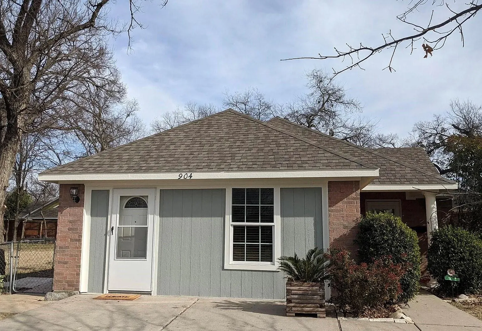 5 bed, 2017 sqft, $2,200 — Photo 1