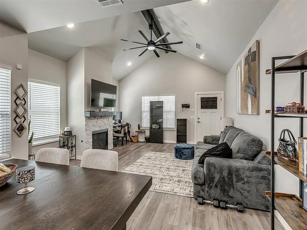 2 bed, 1233 sqft, $1,895 — Photo 2