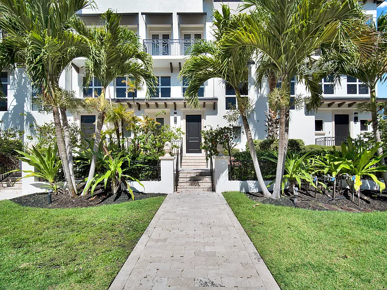 425 N Ocean Blvd #3 — Photo 1