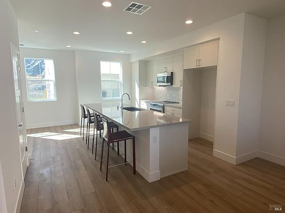 5th image of 621 Rockview Road