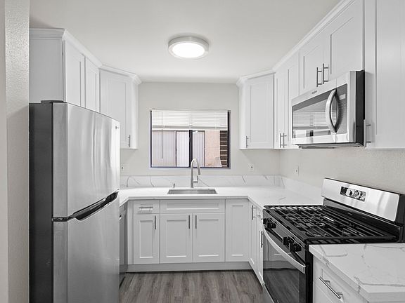 2nd image of 1010-1012 E Acacia Ave #105