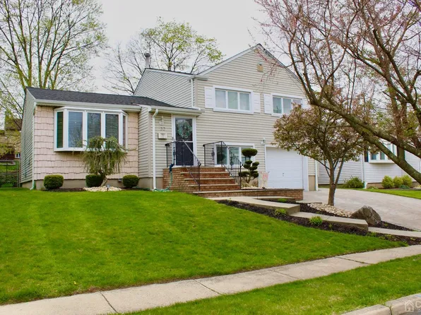 32 Campbell Dr, Parlin, NJ 08859