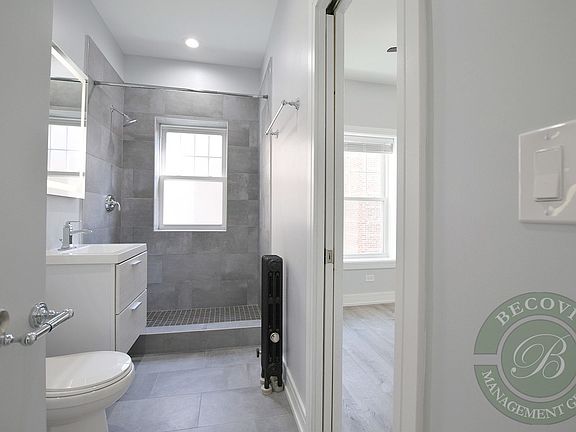 4th image of 6035 N Winthrop Ave #3S