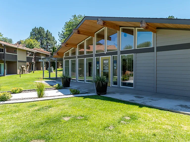 Arlo on 10th | Exterior