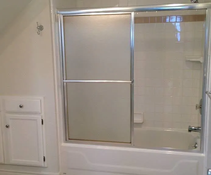 upstairs tub and shower