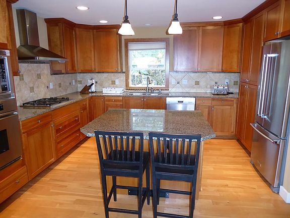 3rd floor kitchen w/island