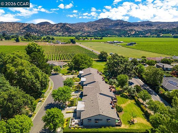 4th image of 102 Vineyard Cir