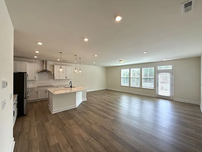 3 bed, 2.5 bath, 2310 sqft, $3,100 — Photo 2