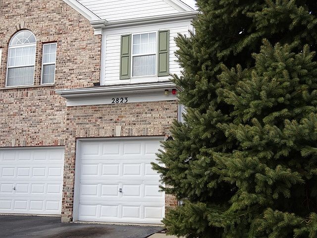 Front elevation/garage