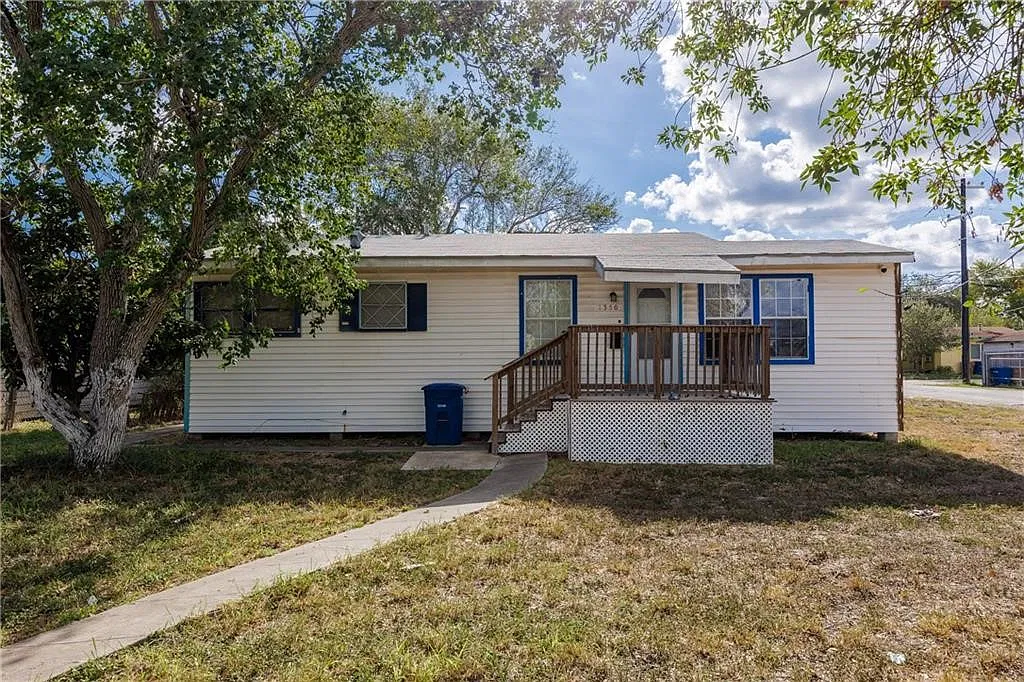 3 bed, 2.0 bath, 1389 sqft, $1,350 — Photo 1