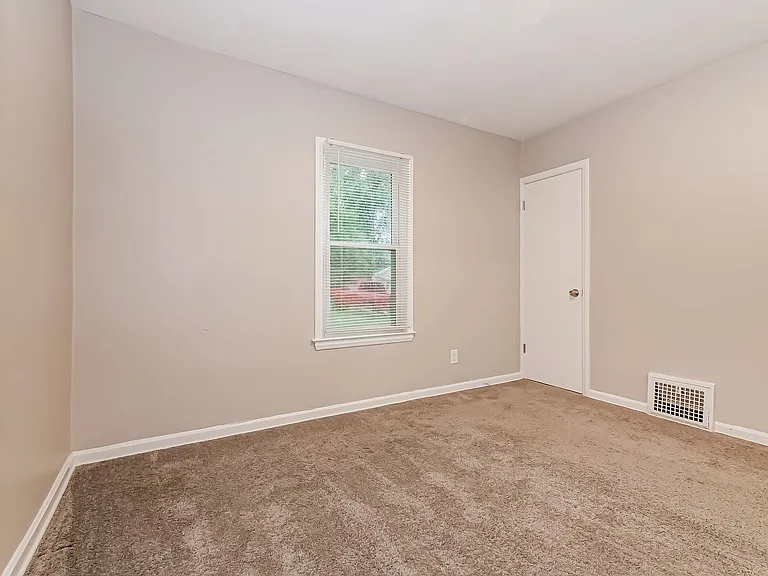 893961_028_bedroom_13158053.jpg