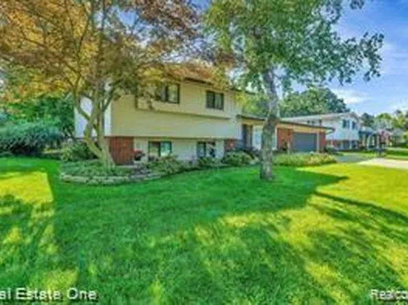 2805 Pinto Dr, Commerce Township, MI 48382
