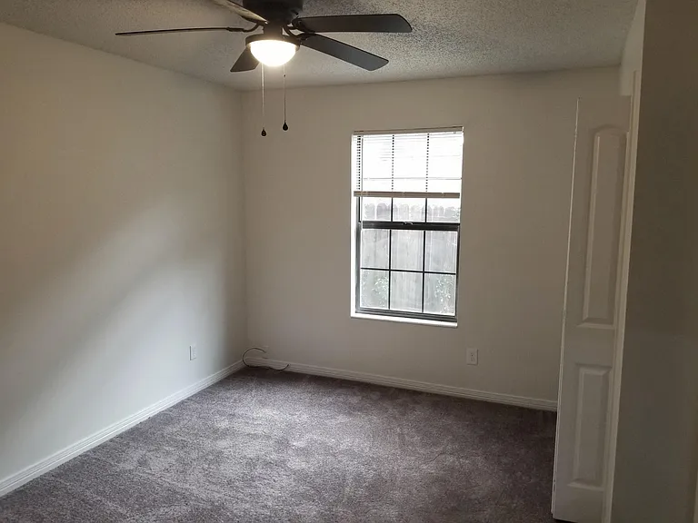 1913 Woodbridge Dr — Photo 16