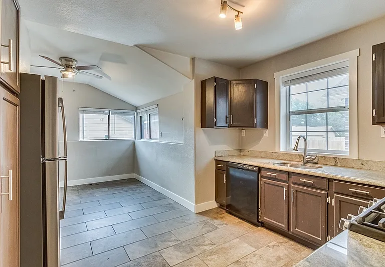 4435 N Clay St — Photo 16