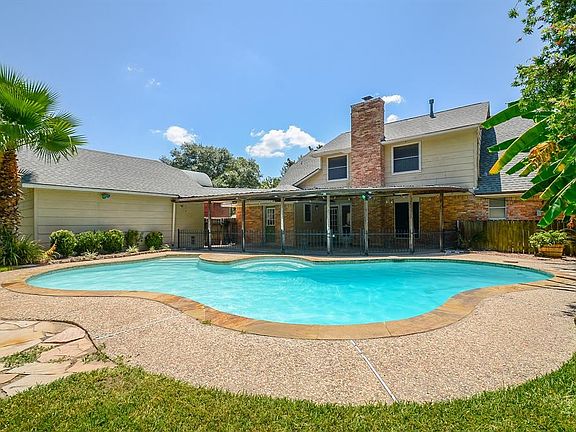 This casual, outdoor living space is ready for your next get together! Soak in the sun or enjoy the abundant shade!