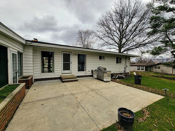 3rd image of 6830 Hawthorne Dr