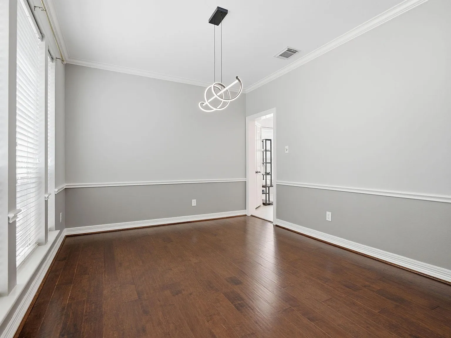 5 bed, 4.0 bath, 3501 sqft, $4,900 — Photo 4