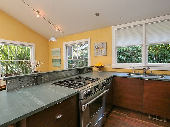 4th image of 731 Lincoln Ave