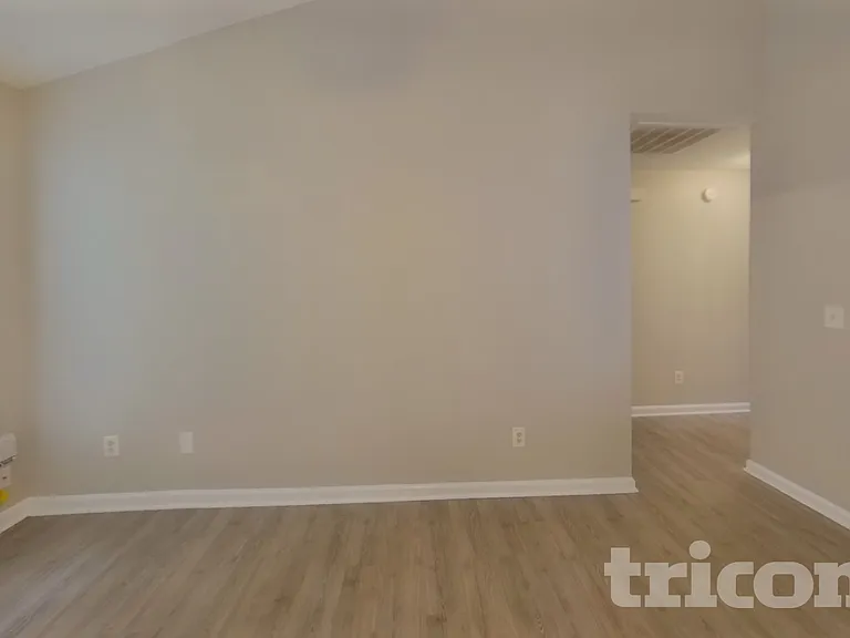 424 Forest Grove Cir — Photo 3