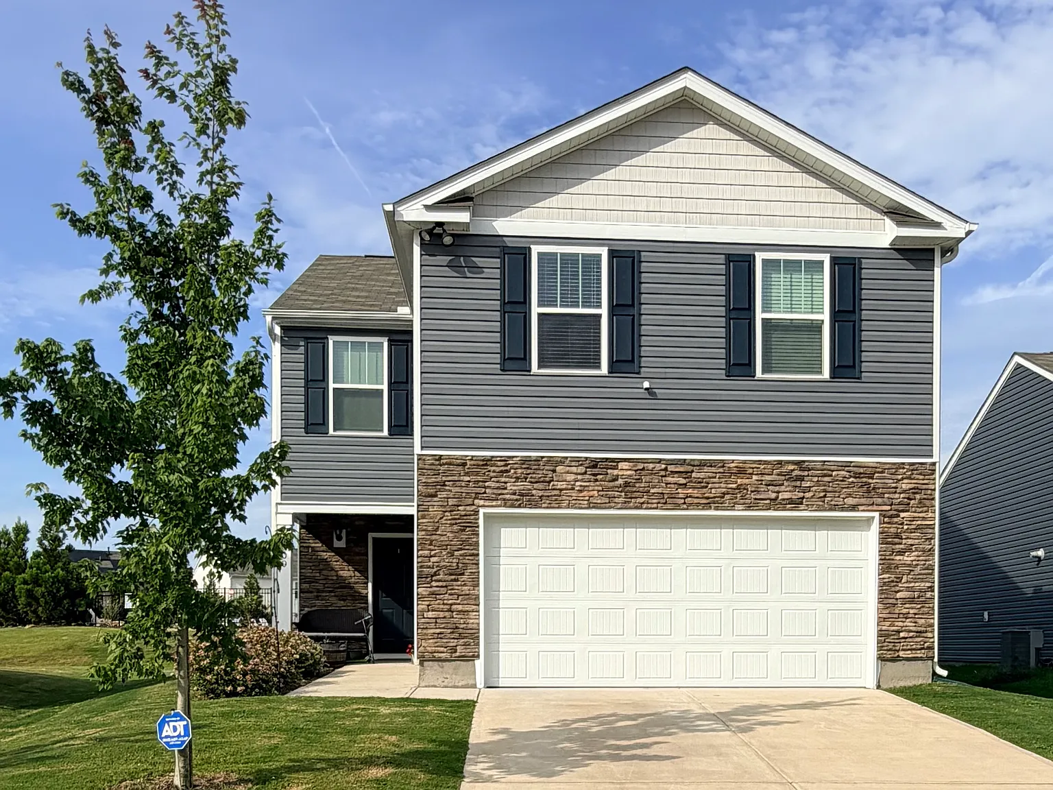 4 bed, 2.5 bath, 1901 sqft, $2,200 — Photo 1