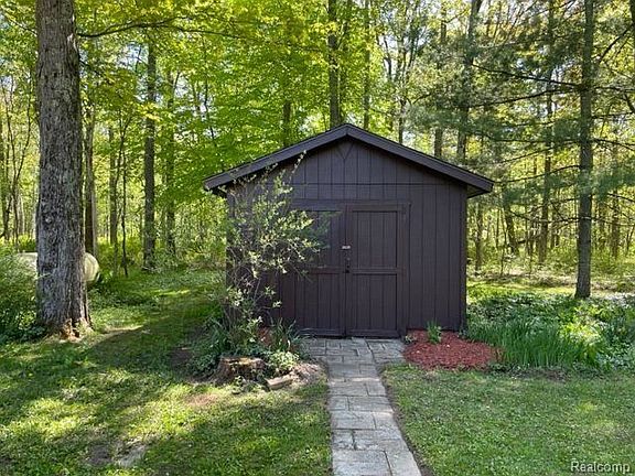 3rd image of 4427 Woodlawn Dr