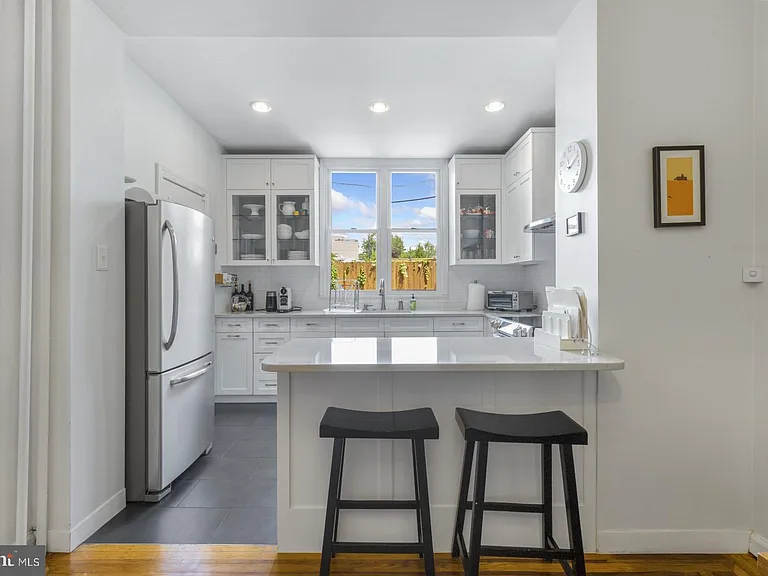 331 E Thompson St — Photo 10