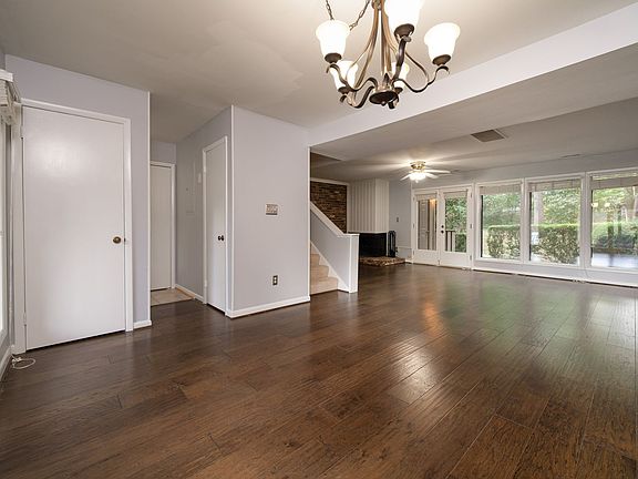 2nd image of 804 Oak Tree Dr