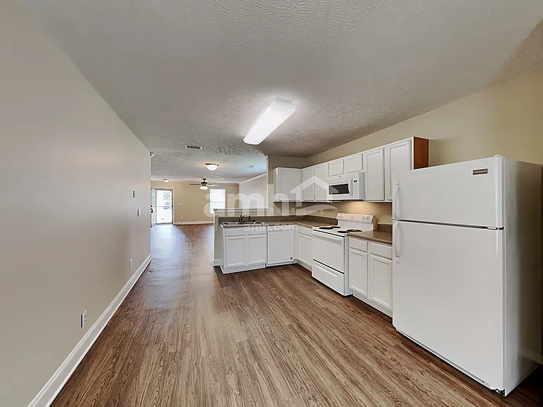 2111 Carlton Ln — Photo 4